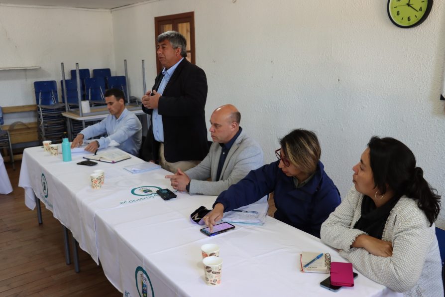 Autoridades regionales se reúnen con comunidad de Cáhuil para abordar problemática de la laguna