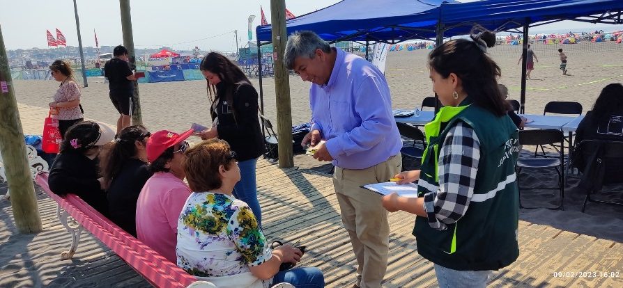 Gobierno en Terreno se desplegó en la Playa de Pichilemu