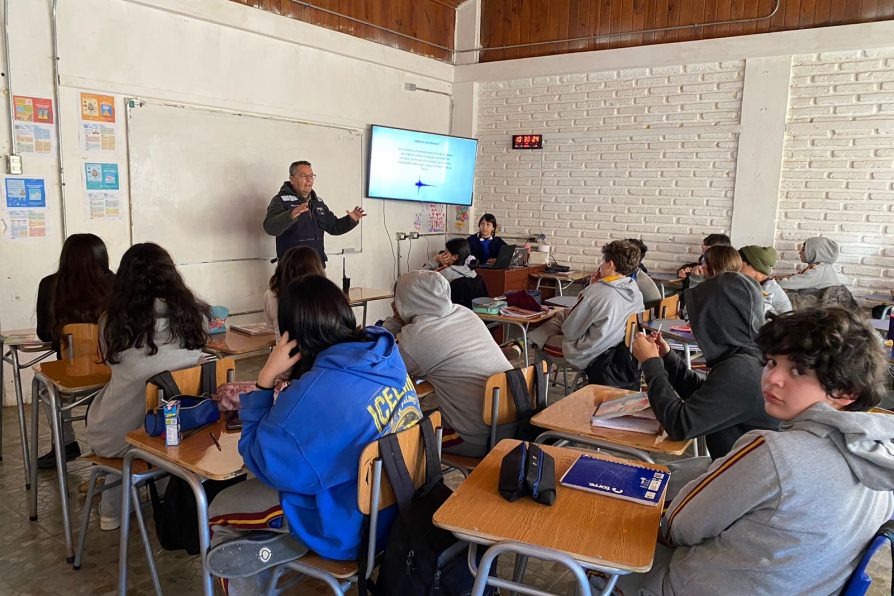 Escolares de la escuela de Cáhuil participaron en charla sobre sismos y tsunamis