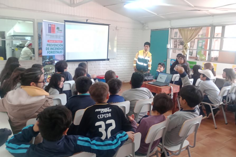Alumnos de Litueche y Pichilemu reciben charla de prevención en incendios forestales