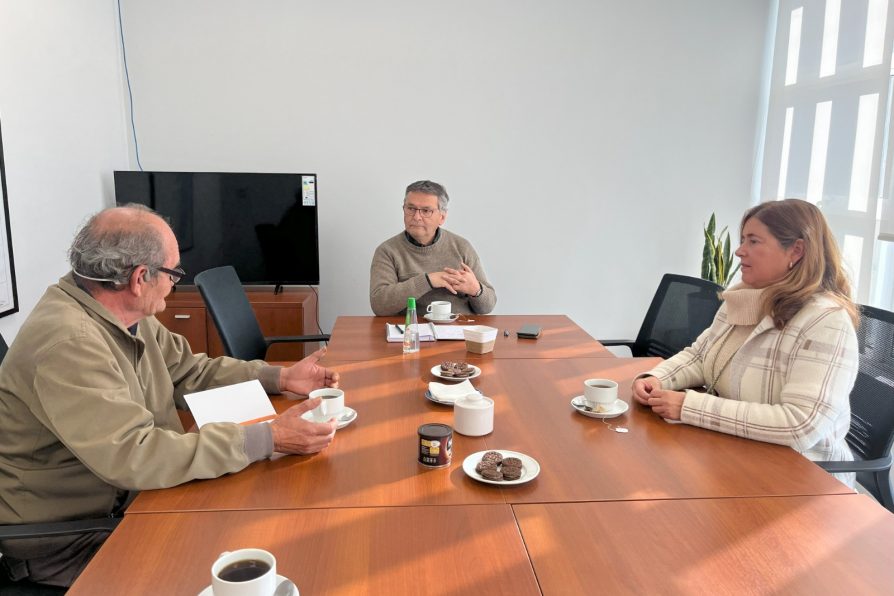 Delegación Provincial y Radioaficionados de Pichilemu coordinan acciones de seguridad ante emergencias.