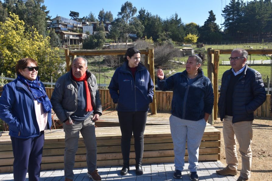 Autoridades supervisan avances en las obras de mejoramiento de áreas verdes en Villa Las Proteas.