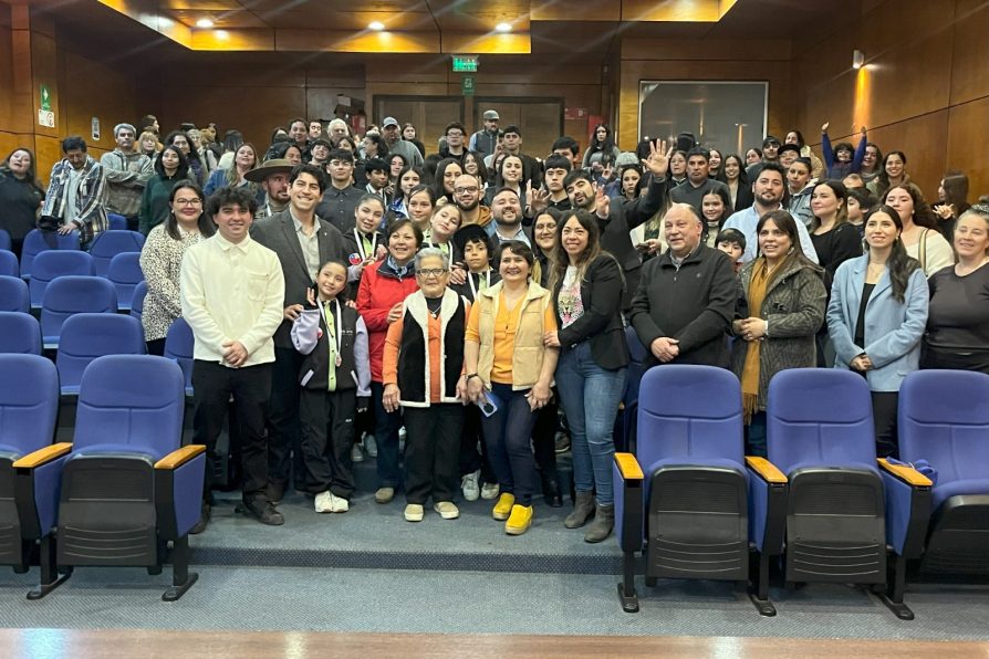 Delegada Presidencial participa en ceremonia de reconocimiento “Joven Inspira Pichilemu 2025”.